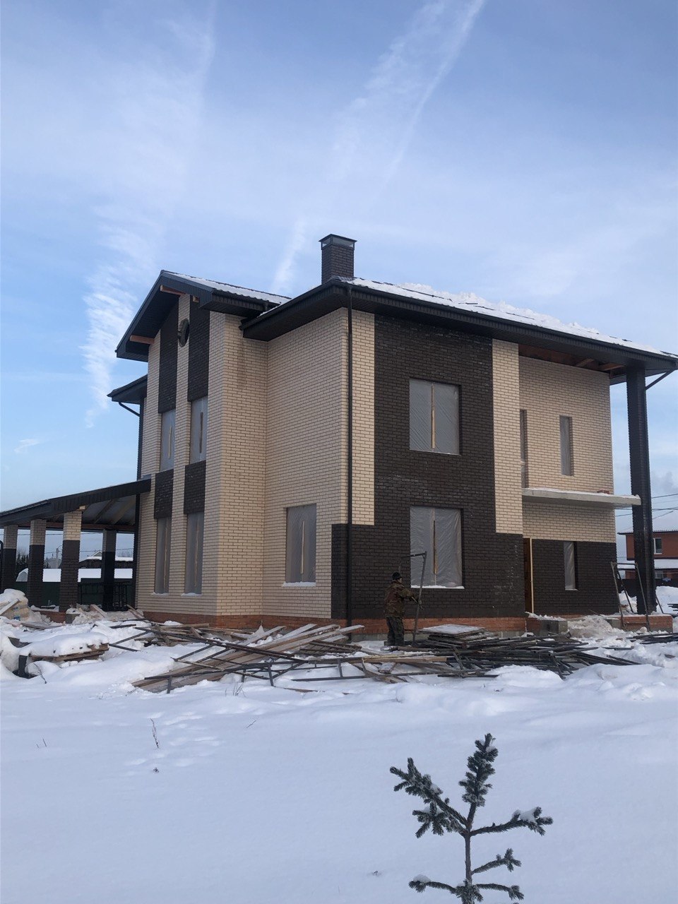 Коробка трехэтажного кирпичного дома 330 м², общий вид с угла