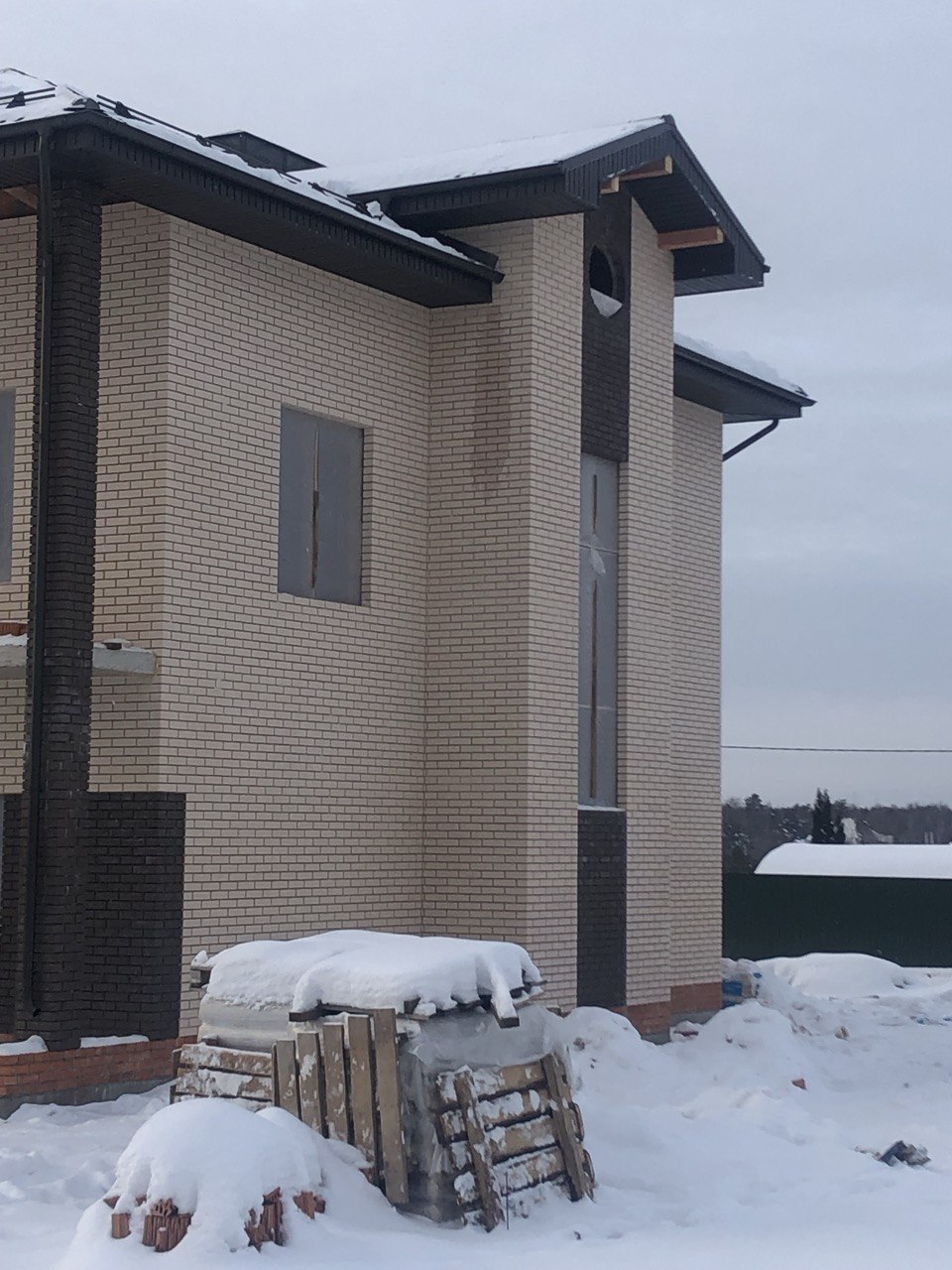 Фрагмент кирпичной кладки фасада и свесов кровли