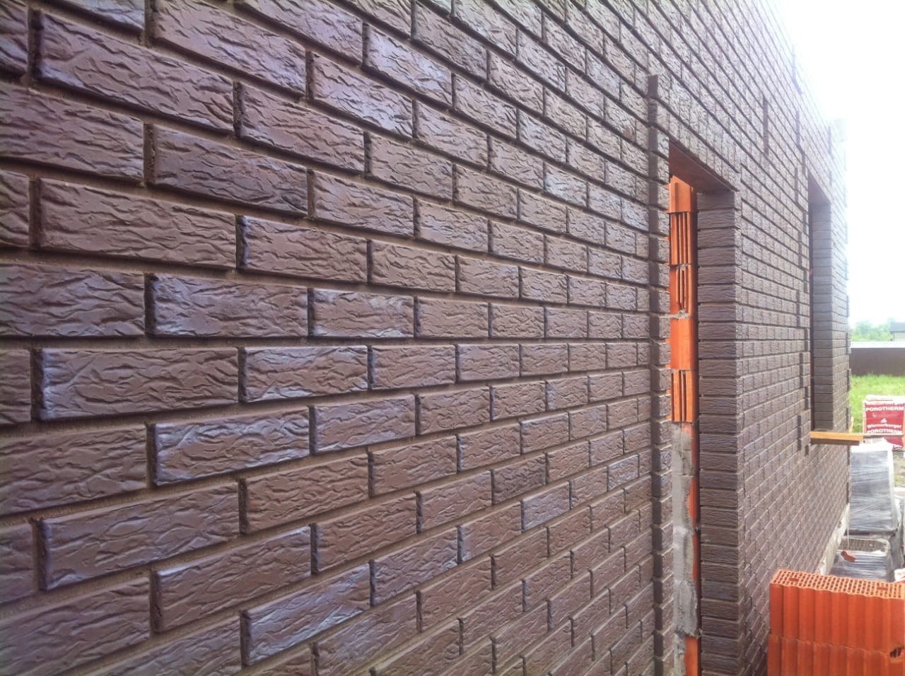 Фрагмент облицовочной кирпичной кладки фасада дома